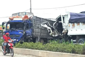 Sau cú tông liên hoàn, 3 ô tô dính chặt ở Bình Dương