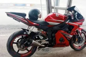 Thanh niên đi mô tô vào siêu thị trộm máy tính đắt tiền