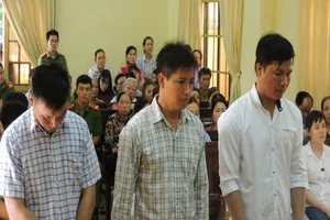 Trung úy công an gọi người đến chém chết người hầu tòa