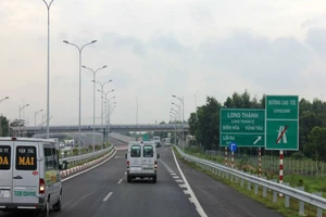 Giả xe cứu thương còn đánh nhân viên thu phí đường cao tốc