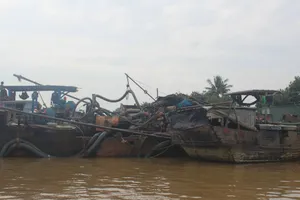 3 ghe cát trên sông Đồng Nai tháo chạy khi thấy cảnh sát