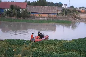 Nhậu xong thách bơi qua sông, 1 người mất tích