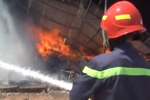 Cháy dữ dội xưởng sản xuất đệm mút ở Bình Dương