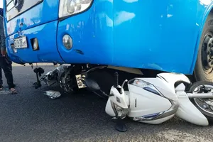 Đồng Nai: Xe khách tông hàng loạt xe máy dừng đèn đỏ