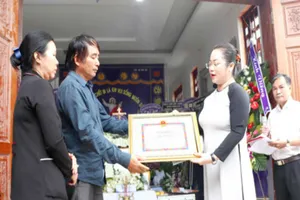 Tặng bằng khen đột xuất cho dân quân tử nạn khi truy đuổi cướp