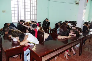 Cảnh sát Biên Hòa vây căn nhà bắt 48 nam nữ đang phê ma túy