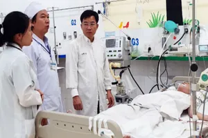 1 bé gái bị tai nạn nguy kịch do chơi tàu lượn siêu tốc