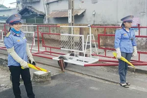 Hai nữ gác tàu dũng cảm cứu bà cụ nhận nhiều khen thưởng