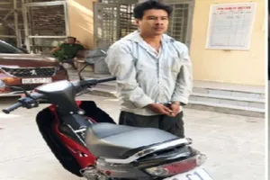 Cướp giật thấy công an vẫn cố lấy tiền xong mới bỏ chạy