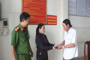 Người phụ nữ bán vé số trả túi tiền, vàng nhặt được trên đường