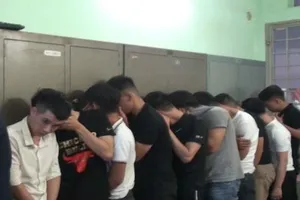 Hàng chục thanh niên đang phê thì bị công an bắt giữ