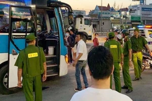 Đồng Nai: Đập kính xe khách cướp tiền táo tợn trên quốc lộ