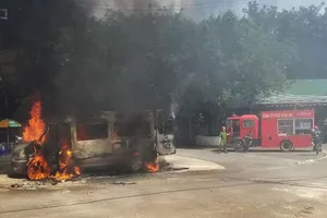 Xe khách bị thiêu rụi ở Đồng Nai