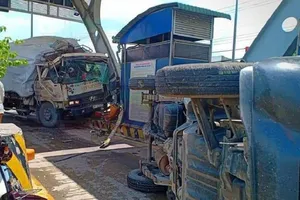 Tai nạn liên hoàn, ô tô chở gỗ tông trạm thu phí ở Đồng Nai