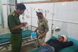 Bị chém đứt gân tay vì ném gạch xe khách 