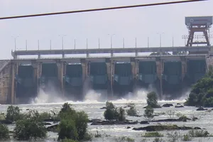 Nước hồ dâng cao, thủy điện Trị An tăng xả tràn
