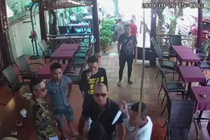 Đồng Nai: Giang hồ xông vào quán cà phê rút dao đánh người