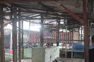 Người đàn ông chết trong tư thế treo cổ giữa chợ ở Biên Hòa