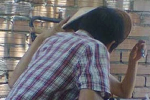 Nữ tiếp viên quán cà phê trộm tiền khách khi đang kích dục