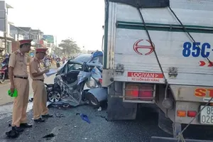 Taxi bẹp dúm dưới gầm xe tải, 2 người thoát chết thần kỳ