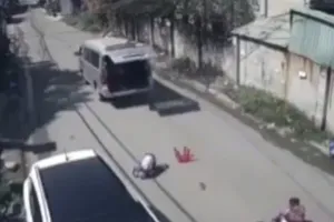 Trung tâm đăng kiểm nói về chiếc xe làm văng 3 HS xuống đường