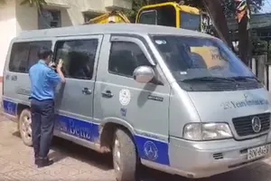 Vụ học sinh văng xuống đường: Tài xế dùng bằng lái giả