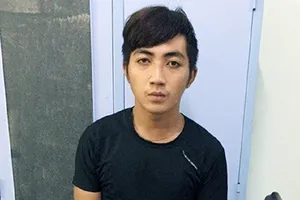 Khống chế tài xế GrabBike bằng roi điện để cướp tài sản