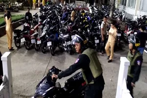 Giữ hơn 200 xe máy sau trận Việt Nam thắng Campuchia