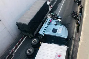 Đồng Nai: Xe container lật nhào tại ngã tư 'tử thần' 