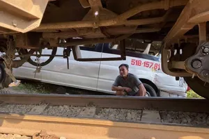 Xe khách bị tàu hỏa tông, nhiều người bị thương