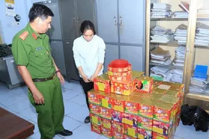 Một phụ nữ giấu hơn 200 kg pháo trong phòng ngủ