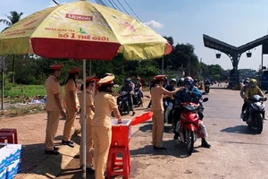 CSGT tỉnh Đồng Nai tặng nước, khăn lạnh cho người đi đường