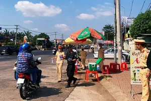 Công an Đồng Nai tặng 15.000 chai nước suối cho người đi đường