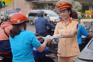 CSGT Đồng Nai góp tiền mua 100.000 khẩu trang cho dân