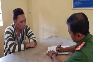 Kẻ ngáo đá tấn công công an, khống chế 4 học sinh ở Đồng Nai