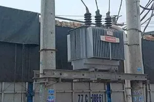 1 tài xế xe tải chết thảm trên bình điện hạ thế