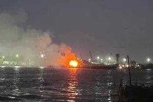 Tàu chở xăng phát nổ trên sông Đồng Nai, 3 người tử vong