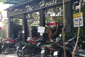 Đồng Nai: Quán cà phê vẫn đông người dù có lệnh tạm dừng