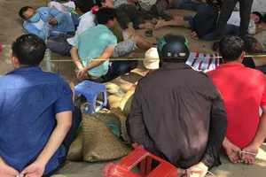Cảnh sát vây sòng bạc giáp ranh 3 tỉnh, bắt 130 người 