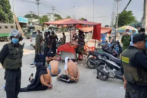 Hàng trăm cảnh sát bao vây nhóm bảo kê ở Đồng Nai