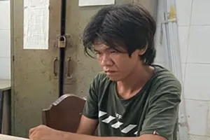 Tóm 2 nghi can cướp giật dây chuyền của bé gái