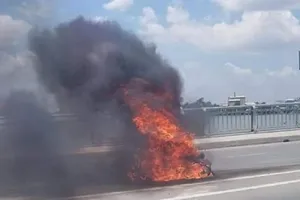 Xe máy bất ngờ bốc cháy dữ dội giữa cầu 