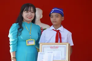 Cậu học trò dọn rác miệng cống trong mưa được khen thưởng