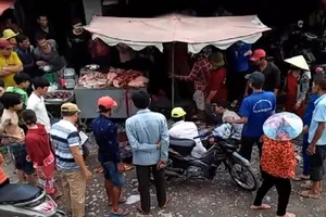 Đánh nhau 'giúp bạn', 2 thanh niên bị đâm gục tại chợ