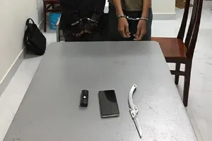 2 thiếu niên dùng roi điện đi cướp tài sản