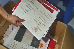 Đồng Nai: Bắt đường dây làm giả bằng cấp, sổ hồng