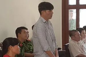 Đánh cả con lẫn cha sau va chạm xe máy