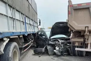  Đồng Nai: Kinh hãi ô tô 4 chỗ bẹp nát giữa xe ben và xe tải