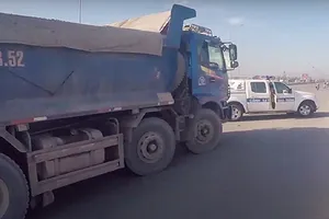 Tài xế xe ben húc ô tô CSGT Đồng Nai rồi bỏ chạy