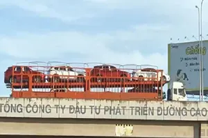 Bất chấp nguy hiểm, xe đầu kéo đi lùi trên đường cao tốc